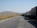 Lastwagenkolonne vor der Grenze zum Iran