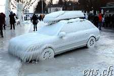  Eiswelt und gefrorene Autos am Genfersee 