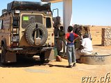  Tanken mit der Handpumpe in Chinguetti 