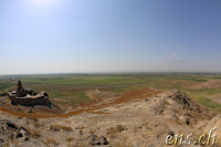 Kloster Khor Virap mit dem Ararat (im Dunst)