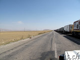 Lastwagenkolonne vor der Grenze zum Iran