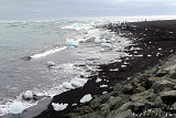  Der schwarze Strand beim Jökulsárlón 