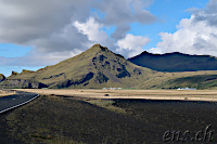 Richtung Skogafoss neben dem Berg Drangshlidarfjall
