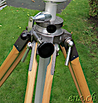 Berlebach-Stativ mit Kurbelsäule und Kugel-Nivelliervorrichtung